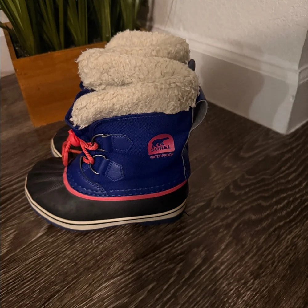 Sorel Kids Blue and Black Snow Boots with Red Accents